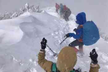 登山　雪道　トレッキングポール